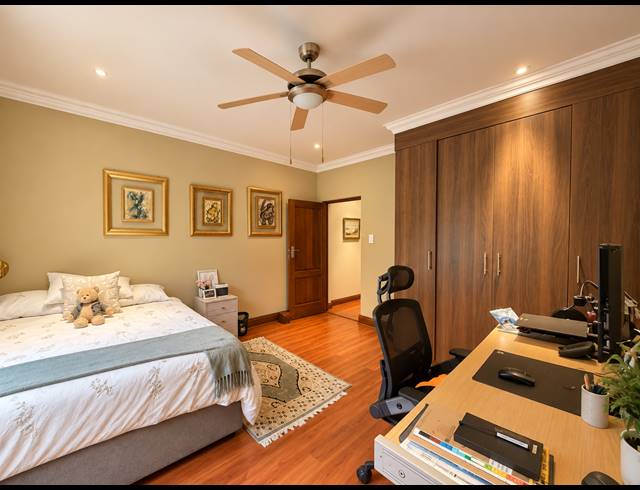5 BEDROOM FREEHOLD FOR SALE IN MIDSTREAM ESTATE